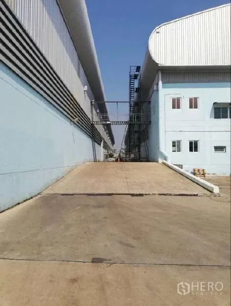 货栈 出租在Nong Chok, Bangkok - 仓库建筑之间的混凝土坡道通道，方便车辆通行。