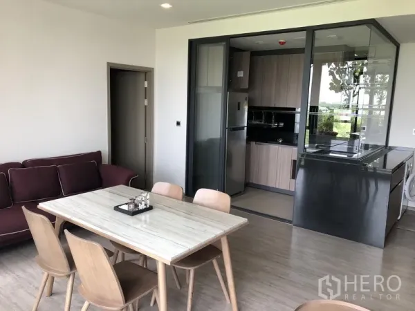 公寓 出租在Watthana, Bangkok - 客餐厅一体，玻璃隔断的封闭式厨房与内置家电，位于Watthana的Mori Haus。