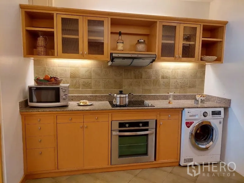 Apartment for rent - Fitted kitchen with oven, range hood, upper cabinets and washing machine.