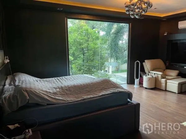独立式住宅 出售在Suan Luang, Bangkok - 主卧带落地窗，眺望绿树景观，空间宽敞。