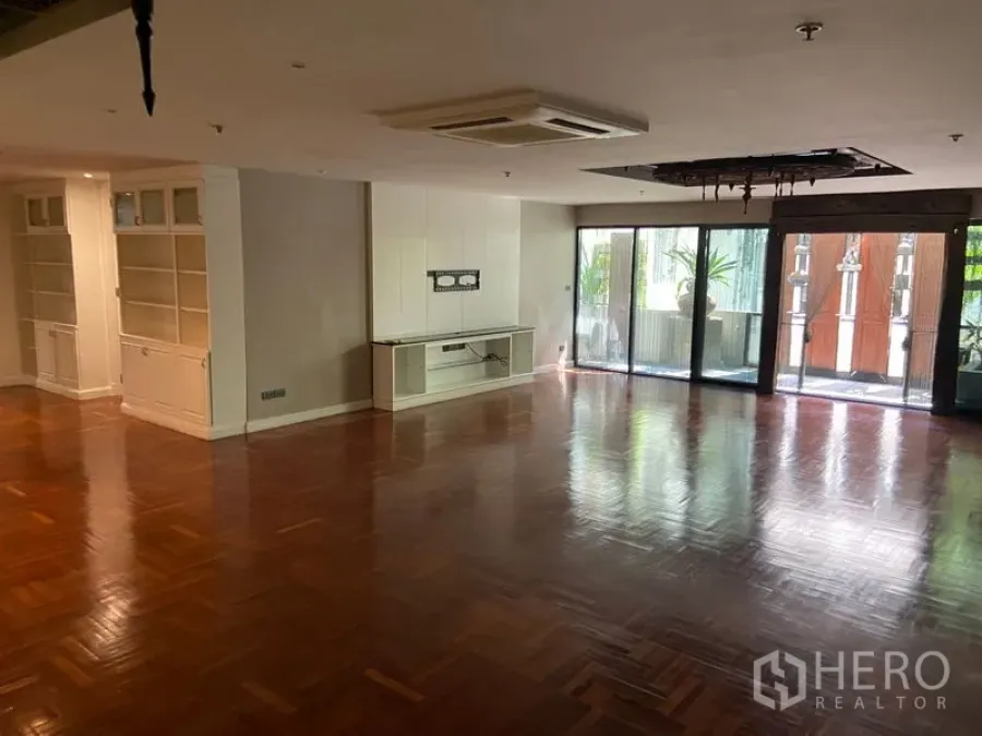公寓 出售在Khlong San, Bangkok - 宽大的起居空间，电视柜与通向露台的宽幅推拉门。