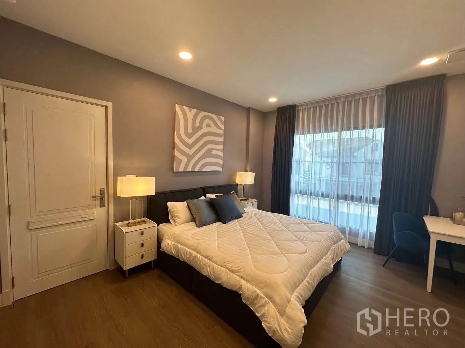 Detached House for rent in Saphan Sung, Bangkok - Bright bedroom with king bed, desk, and wide window.