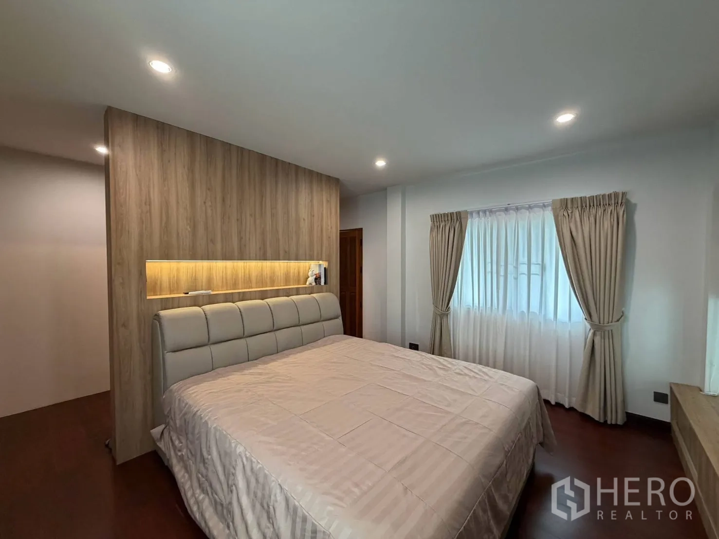 บ้านเดี่ยว for rent in Suan Luang, Bangkok - ห้องนอนอบอุ่นด้วยหัวเตียงบุนวมและไฟซ่อน
