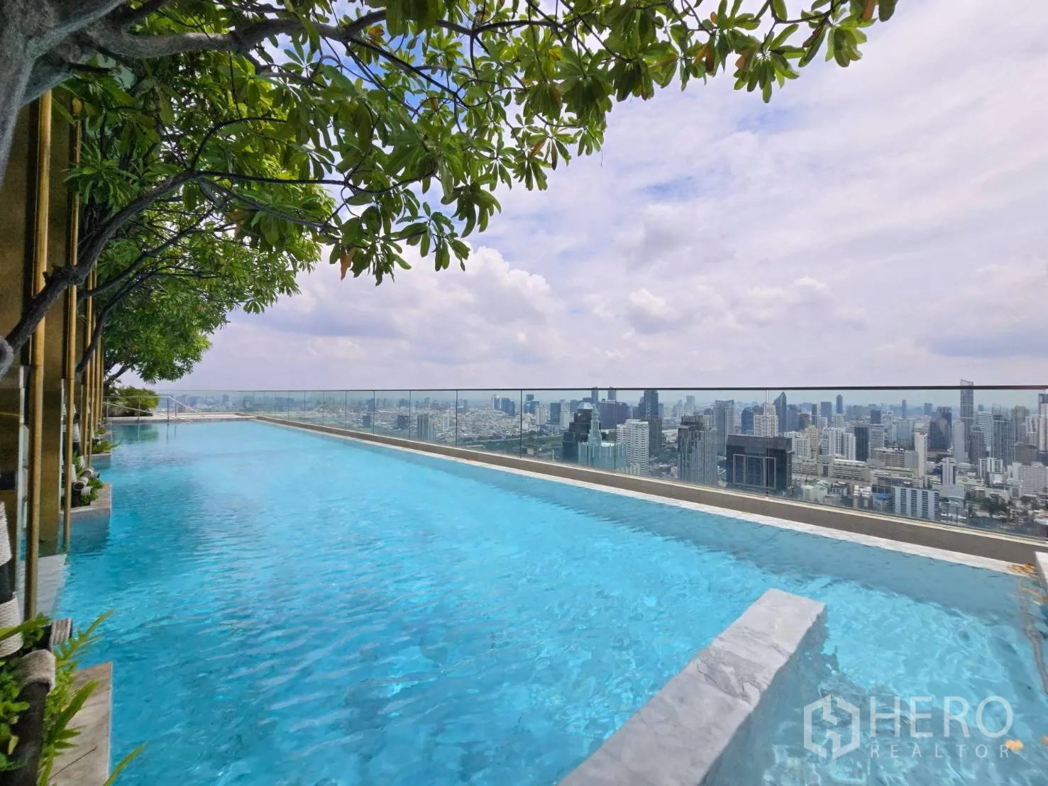 公寓 for rent in Pathum Wan, Bangkok - 屋顶无边泳池，俯瞰城市全景与天际线。