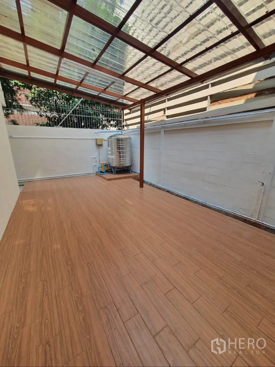 独栋房屋 for rent in Sathon, Bangkok - 带透明顶棚的露台，木纹地面，旁置不锈钢水箱。