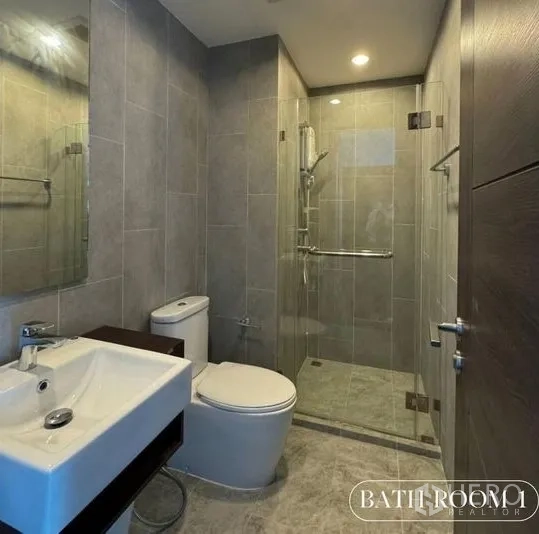 คอนโด ให้เช่าในWatthana, Bangkok - ห้องน้ำที่สอง กระเบื้องสีเทา ฝักบัวกระจก และอ่างล้างหน้าเซรามิก