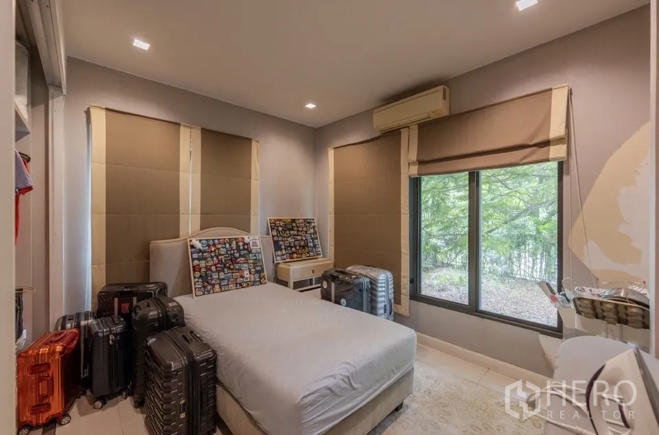 独栋房屋 for rent or sale in Bang Kapi, Bangkok - 采光良好的卧室，大窗配卷帘。