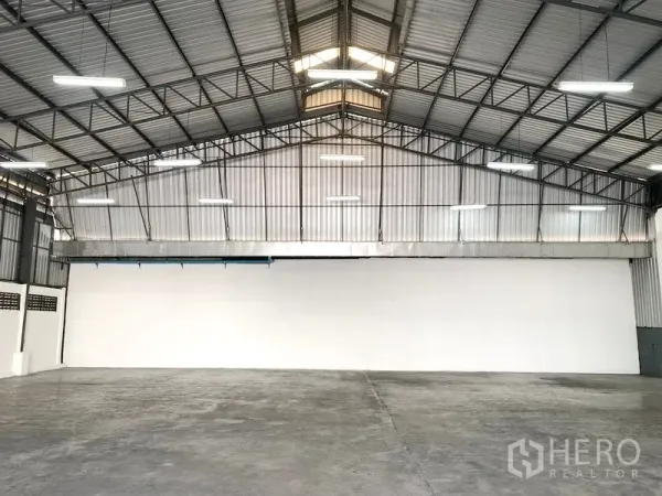 คลังสินค้า ให้เช่าในPak Kret, Nonthaburi - ภายในโกดังโล่ง หลังคาโครงเหล็กสูง มีสกายไลท์ ไฟ LED และพื้นคอนกรีตเรียบ