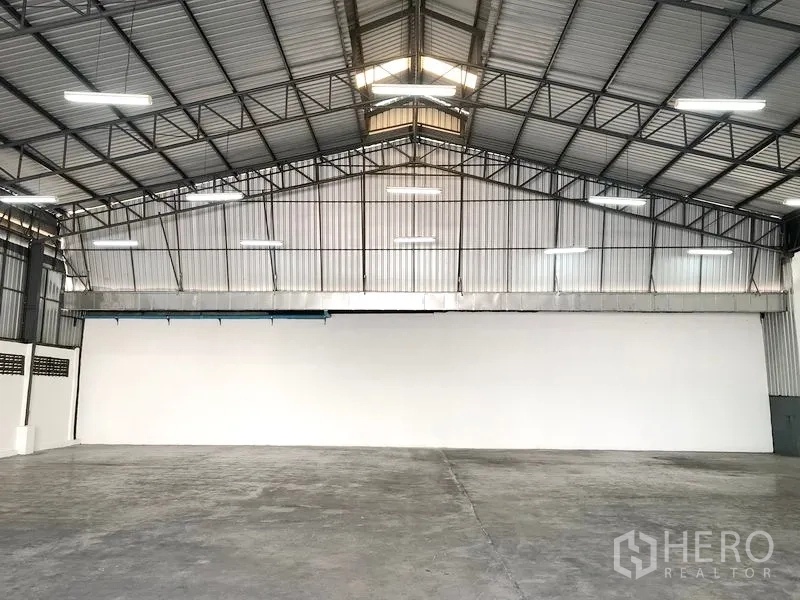 คลังสินค้า ให้เช่าในPak Kret, Nonthaburi - ภายในโกดังโล่ง หลังคาโครงเหล็กสูง มีสกายไลท์ ไฟ LED และพื้นคอนกรีตเรียบ