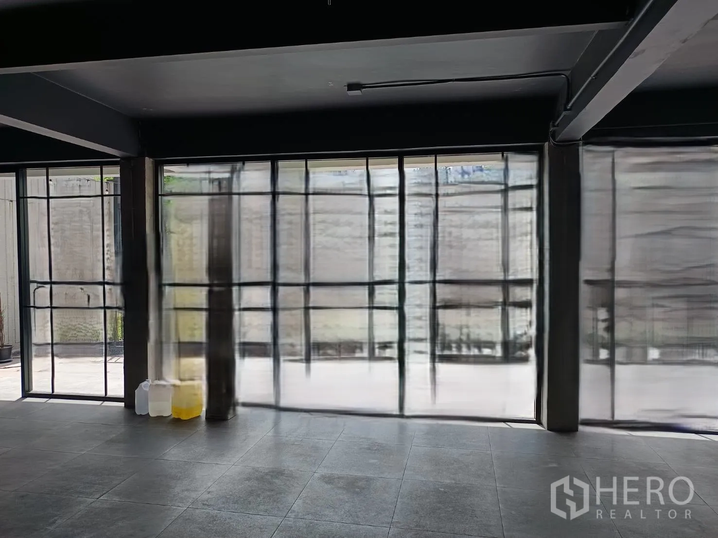 Retail Space for rent in Watthana, Bangkok - Floor-to-ceiling glass frontage bringing natural light into the retail space.