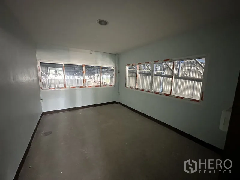 Warehouse for rent in Bueng Kum, Bangkok - Bright corner office with long strip windows providing natural light.