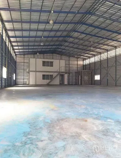 货栈 出租在Bang Phli, Samut Prakan - 仓库内部空间开阔，层高高，带天窗和夹层办公室。
