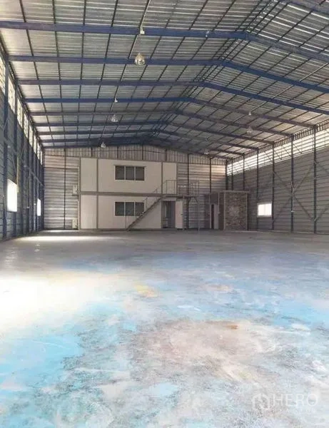货栈 出租在Bang Phli, Samut Prakan - 仓库内部空间开阔，层高高，带天窗和夹层办公室。