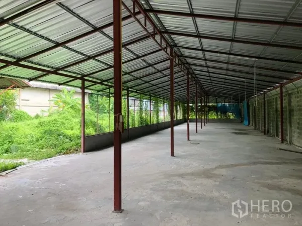 คลังสินค้า ให้เช่าในBang Kapi, Bangkok - พื้นที่ขนถ่ายสินค้าคลุมหลังคา หลังคาเมทัลชีท เปิดโล่งติดพื้นที่สีเขียว
