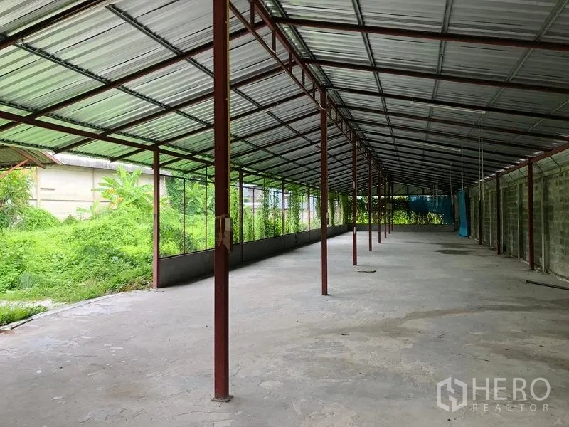 คลังสินค้า ให้เช่าในBang Kapi, Bangkok - พื้นที่ขนถ่ายสินค้าคลุมหลังคา หลังคาเมทัลชีท เปิดโล่งติดพื้นที่สีเขียว