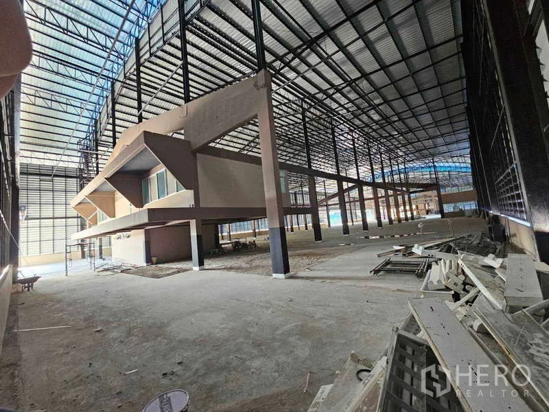 โรงงาน ให้เช่าในChon Buri - อีกมุมของภายในโรงงาน มีออฟฟิศลอยและเสาเหล็กจำนวนมาก