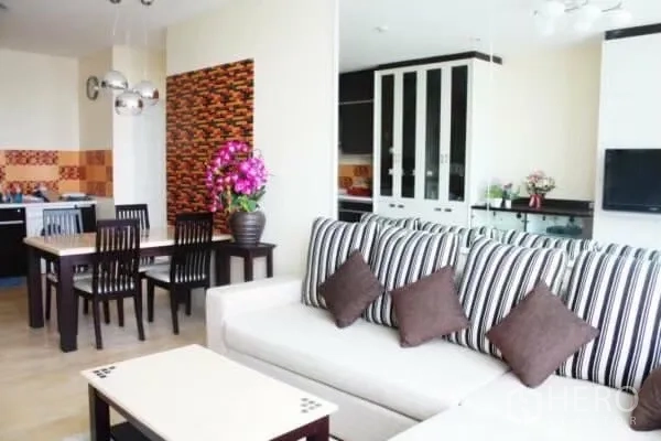 คอนโด ให้เช่าในKhlong San, Bangkok - ห้องนั่งเล่นและรับประทานอาหารแบบเปิดโล่ง โซฟาลายทาง ชุดโต๊ะกินข้าว และครัวสมัยใหม่ในคอนโดริมแม่น้ำกรุงเทพฯ