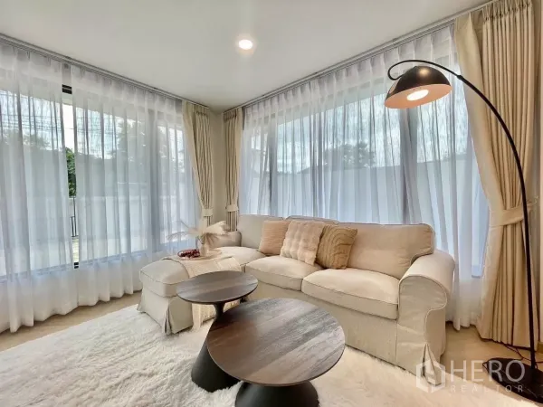บ้าน ขายในPrawet, Bangkok - มุมพักผ่อนอบอุ่น มีโคมไฟตั้งพื้น หน้าต่างบานใหญ่ และพรมฟู