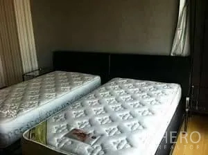 公寓 出租在Ratchathewi, Bangkok - 卧室配两张单人床垫，采光柔和。