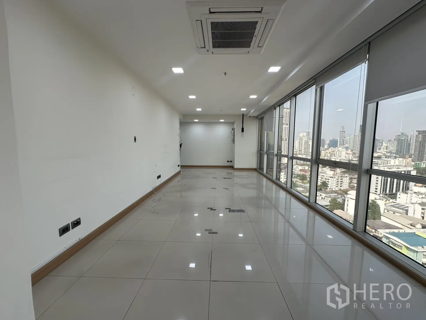 Office Space for rent - Open office with cassette air-conditioning and roller blinds, city view.