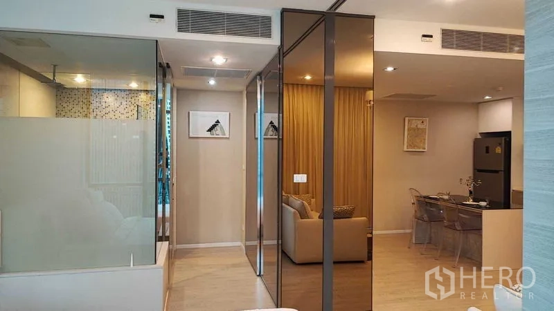 公寓 出租在Watthana, Bangkok - 走廊带镜面衣柜与玻璃隔断，衔接客餐厅