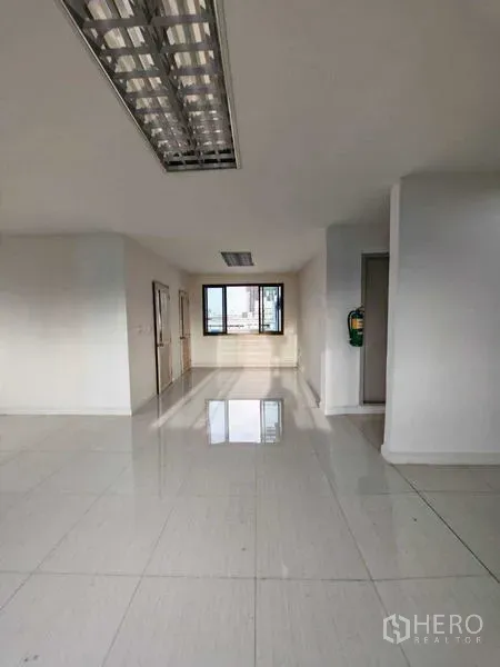 Office Space for rent in Bang Kho Laem, Bangkok - Bright office zone with large windows, glossy floor and internal doors.