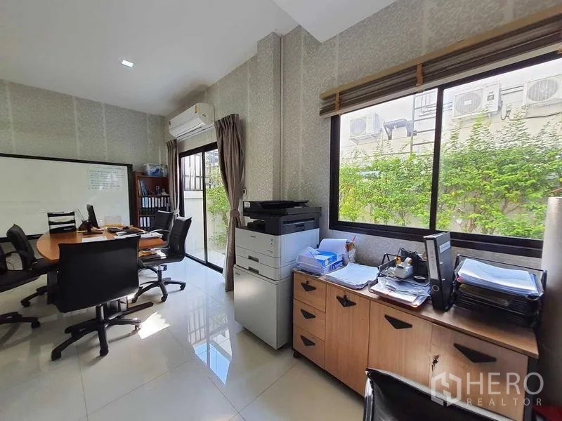 带办公室的家 出租在Saphan Sung, Bangkok - 复印与储物区，配打印机、文件柜与临绿窗景。