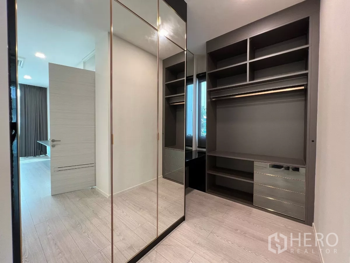 Detached House for sale in Bang Phli, Samut Prakan - Dressing room with mirrored wardrobe and open shelves