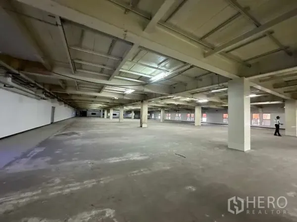 Factory for rent or sale in Thanyaburi, Pathum Thani - Expansive warehouse-style production hall with high ceilings and support pillars.