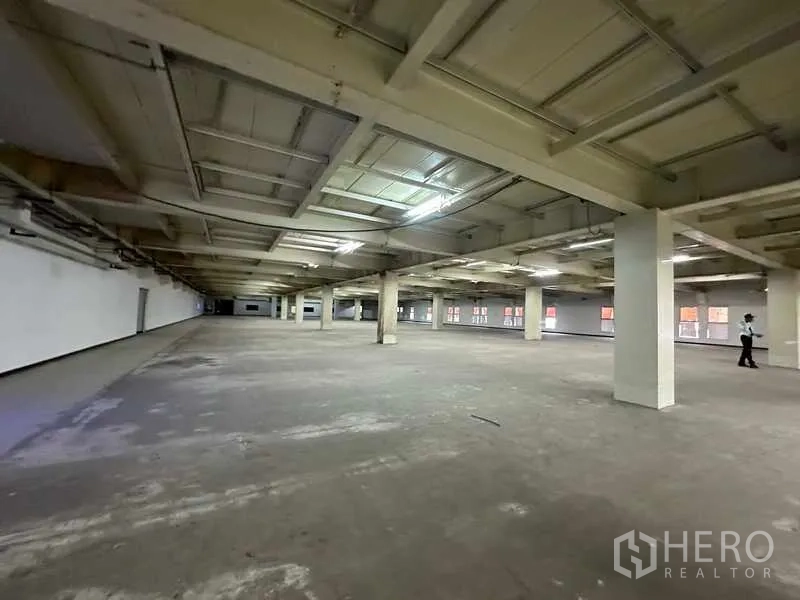 Factory for rent or sale in Thanyaburi, Pathum Thani - Expansive warehouse-style production hall with high ceilings and support pillars.