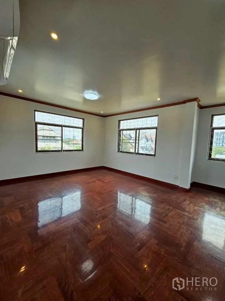 带办公室的家 for rent in Wang Thonglang, Bangkok - 大转角房，多扇带防护格窗户，地板光亮。