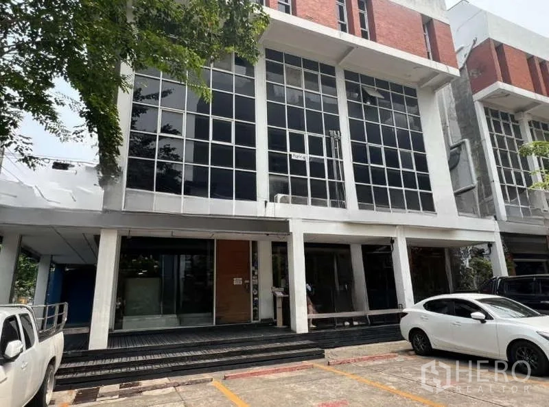 อาคารพาณิชย์ ให้เช่าหรือขายในKhlong Toei, Bangkok - ด้านหน้าอาคารพาณิชย์กระจกสูง โปร่งโล่ง พร้อมที่จอดรถ ย่านเอกมัย