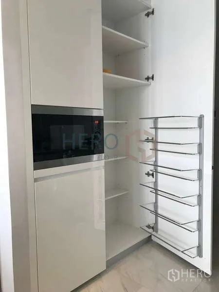 公寓 出租 - 内置食品柜，开放层板与拉篮收纳。