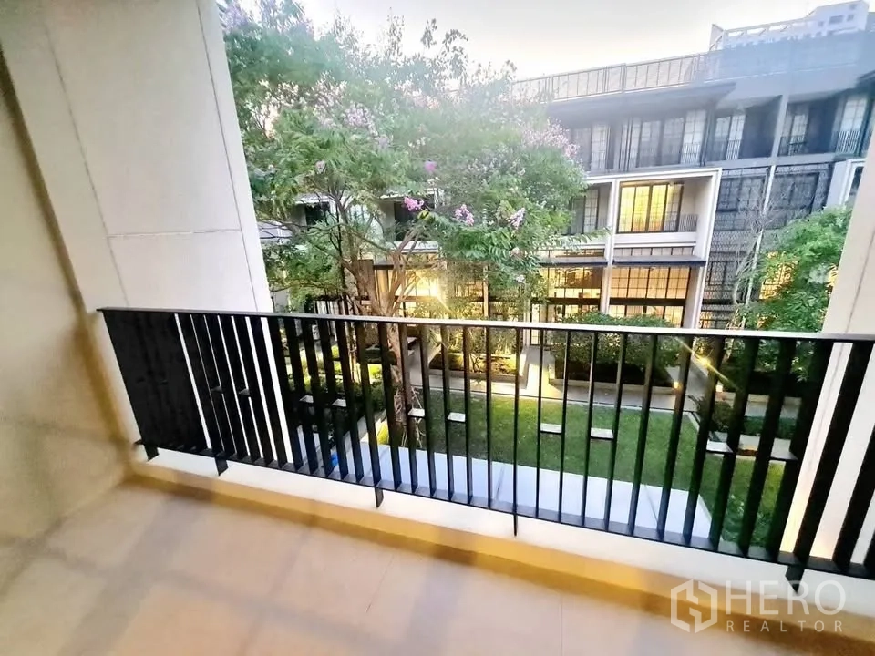 ทาวน์เฮาส์ for rent or sale in Watthana, Bangkok - ระเบียงมองเห็นสวนส่วนกลางและอาคารทาวน์โฮมสมัยใหม่ตรงข้าม
