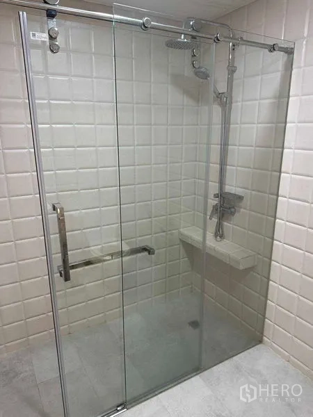 公寓 出租或出售在Bangkok - 玻璃淋浴间，顶喷花洒与搁板。