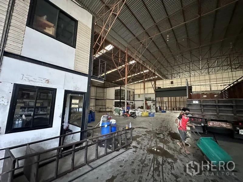 Factory for rent in Bang Bua Thong, Nonthaburi - Production hall with mezzanine offices and a high steel truss roof.