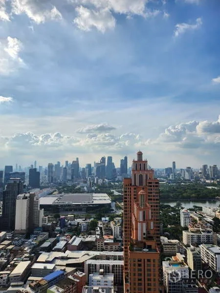 คอนโด ให้เช่าในKhlong Toei, Bangkok - วิวเมืองกรุงเทพฯ ชั้นสูง เห็นอาคารสูงและพื้นที่สีเขียวใต้ท้องฟ้ากว้าง