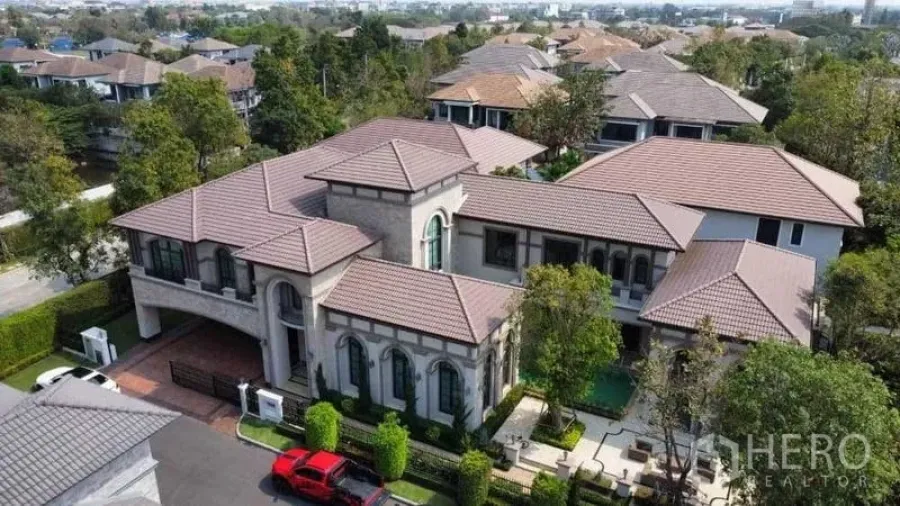 独立式住宅 出租或出售在Thawi Watthana, Bangkok - 航拍图，带围合式社区的豪华独栋住宅。