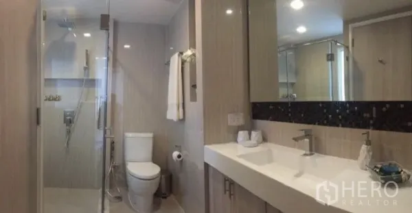 公寓 出租或出售在Watthana, Bangkok - 现代浴室，玻璃淋浴间、马桶与带大镜面的长台盆