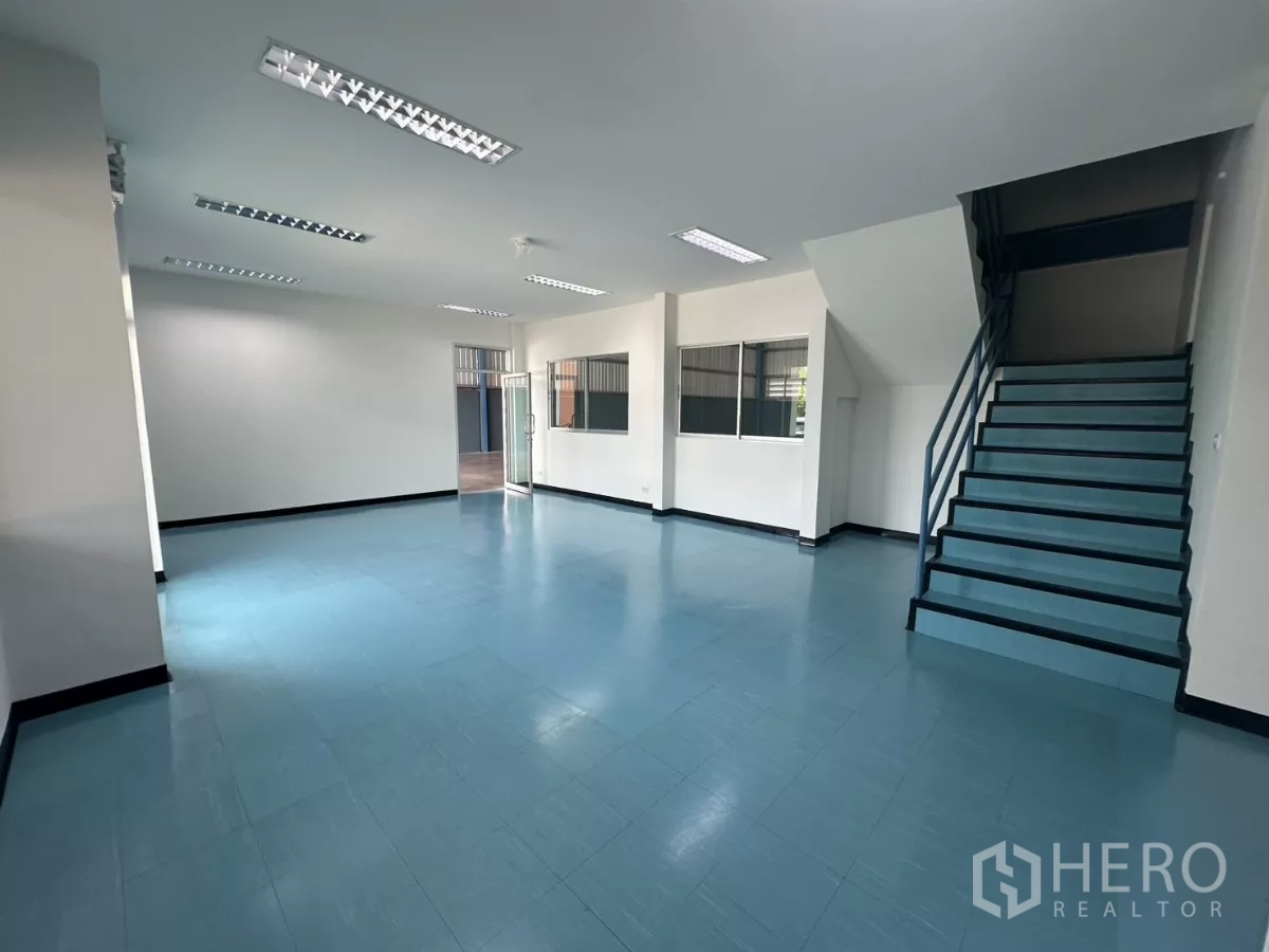 โรงงาน ให้เช่าในBang Phli, Samut Prakan - พื้นที่สำนักงานโล่งพร้อมบันได พื้นสีน้ำเงิน ประตูกระจก