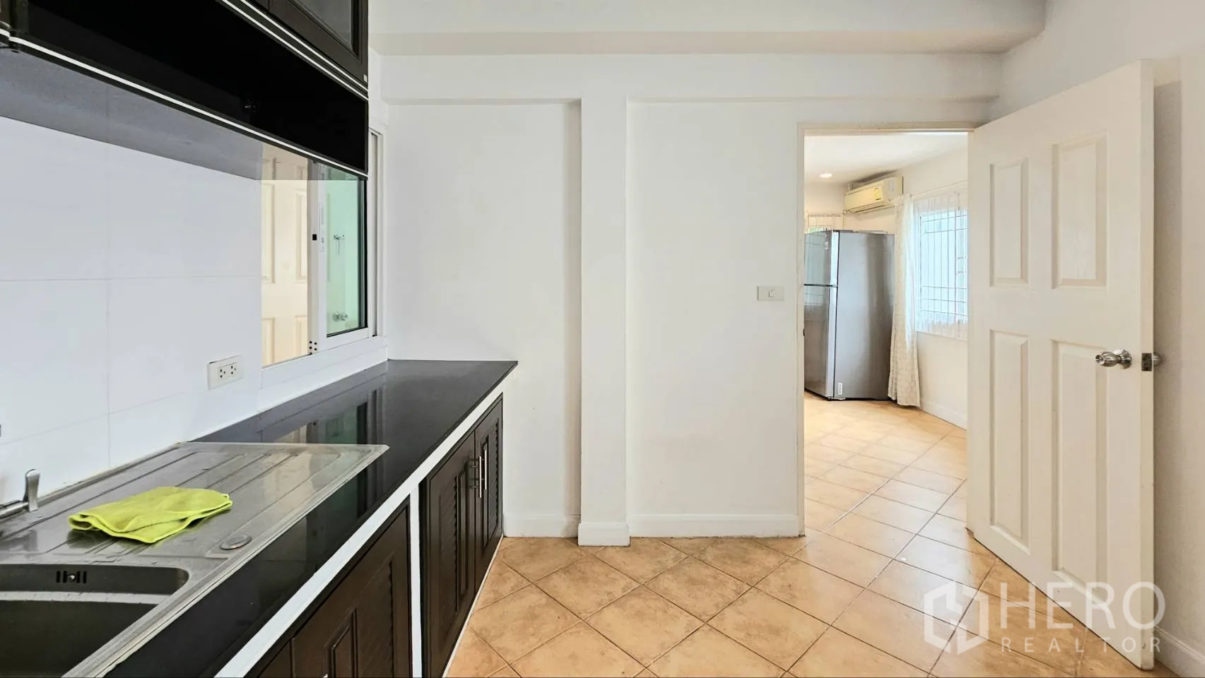 独栋房屋 for rent in Saphan Sung, Bangkok - 备餐区，黑色台面、不锈钢水槽，通向冰箱区。