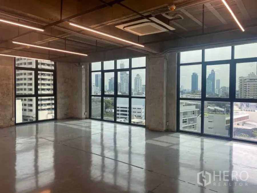 办公空间 出租在Khlong Toei, Bangkok - 明亮的转角办公室，三面窗景，远眺澎篷站一带的城市天际线。