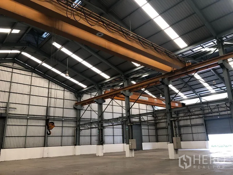 Factory for rent in Khlong Luang, Pathum Thani - Multiple overhead cranes running along steel columns across the workshop.