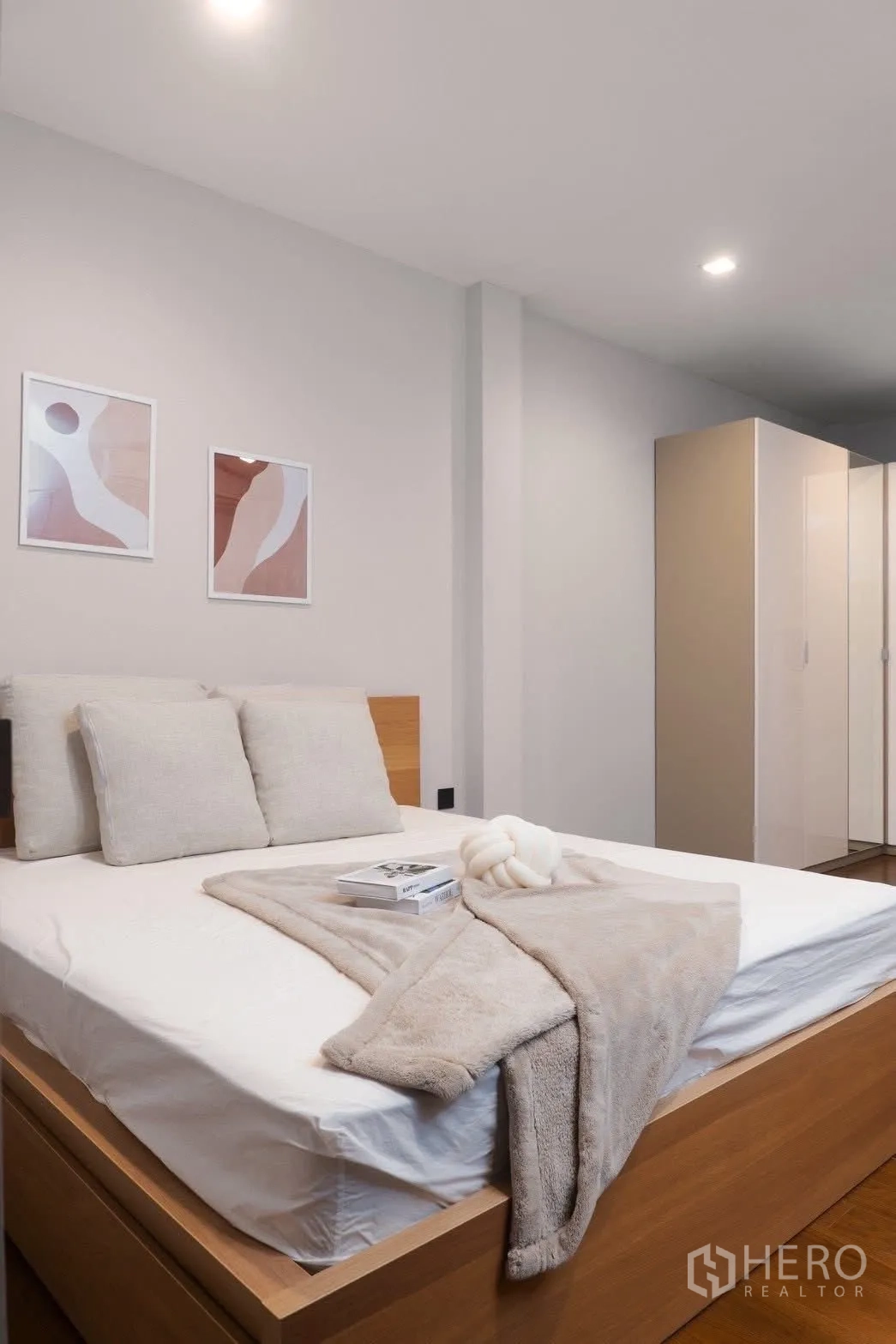 独栋房屋 for rent in Phra Khanong, Bangkok - 极简卧室，木质床架、柔软寝具与衣柜。