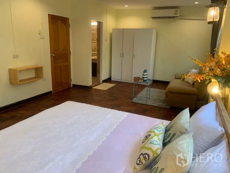 Home Office for rent in Suan Luang, Bangkok - Spacious bedroom suite with wardrobe, sofa seating and door to ensuite.
