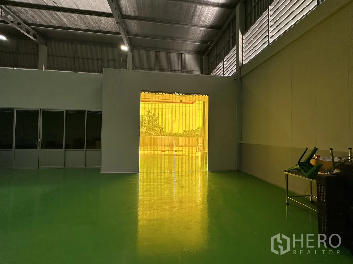 工厂 出售在Lam Luk Ka, Pathum Thani - 室内视角，通向装卸区的黄色软帘门。