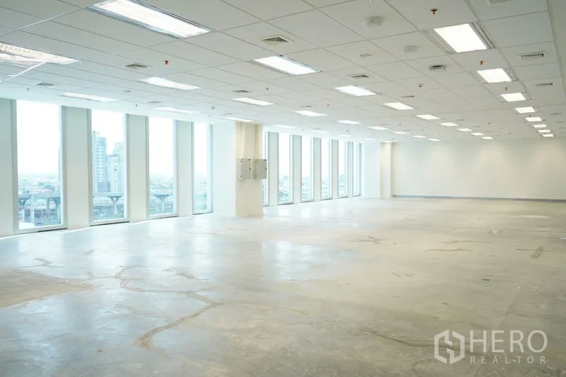 Office Space for rent in Bang Na, Bangkok - Light‑filled office bay with a long window line overlooking Bang Na district.