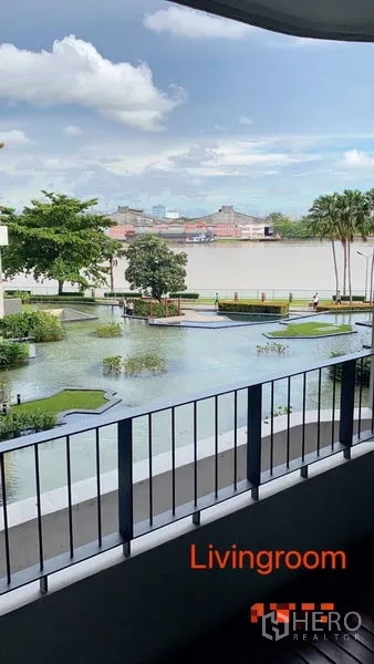 公寓 出租在Yan Nawa, Bangkok - 客厅阳台景观，俯瞰景观水庭并远眺湄南河。