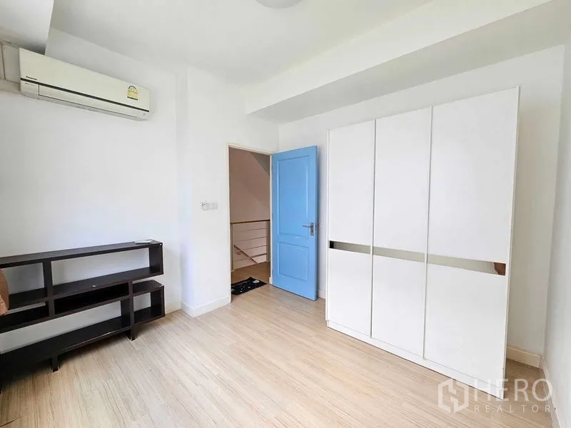 带办公室的家 出租或出售在Suan Luang, Bangkok - 卧室内有空调、白色衣柜与木地板