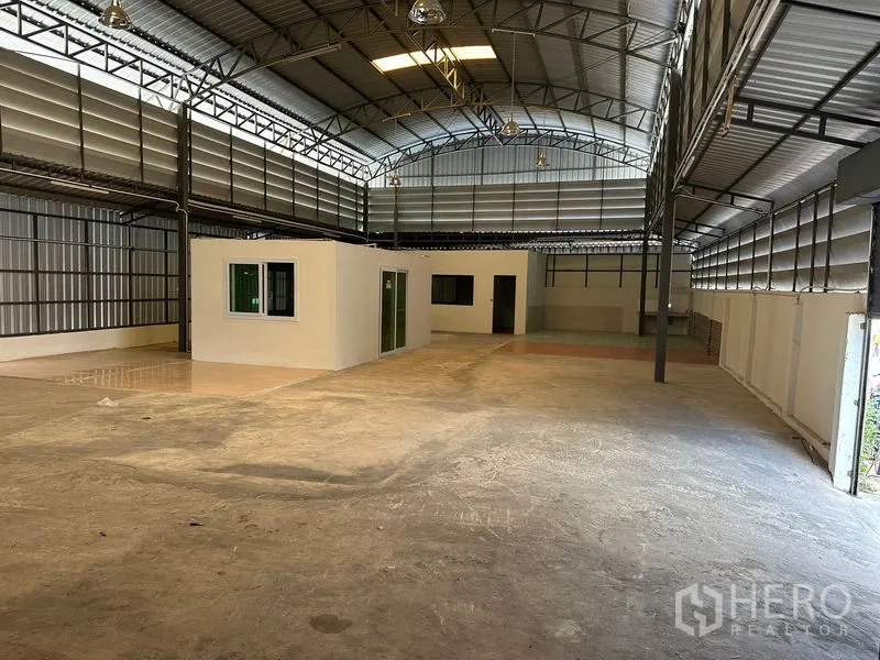 Warehouse for rent in Bueng Kum, Bangkok - Spacious warehouse interior with high clear-span roof and built-in office rooms.